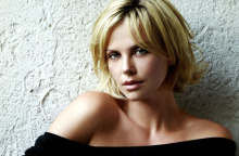 Ο ρατσισμός κάνει τη Σαρλίζ Θερόν να σκέφτεται να εγκαταλείψει τις ΗΠΑ 