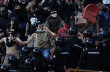 «Κάηκε» το Βελιγράδι σε επεισόδια χούλιγκανς, μάχη για τη ζωή δίνει ένας 29χρονος 