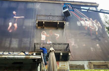 Διατηρητέα κτήρια: Η εγκατάλειψη δεκαετιών καλύπτεται -έξυπνα- με περιτύλιγμα