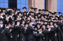 Κινέζοι φοιτητές βγάζουν φωτογραφίες με τον Γιώργο Παπανδρέου 