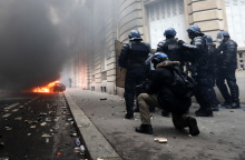 Επεισόδια στο Παρίσι, σε περισσότερες από 1.000 προσαγωγές προχώρησε η γαλλική αστυνομία 