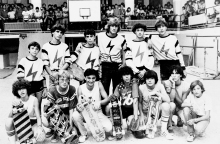 Μέσα δεκαετίας του ’70. Θεσσαλονίκη: Οι Thunder Bons στον πρώτο τους αγώνα Sk8 στη ΧΑΝΘ.
