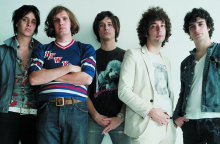 Oι Strokes έβγαλαν καινούργιο δίσκο με τίτλο «Room on Fire»