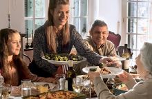 80 χρόνια τώρα, η ΑΒ Βασιλόπουλος είναι αφιερωμένη να φροντίζει τον Άνθρωπο. 