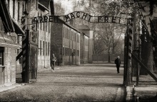 auschwitz-1066516_1920.jpg