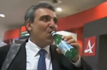 Ο Αριστείδης Φωκάς πίνει γκαζόζα