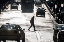 Πεζός διασχίζει την Ακαδημίας