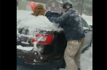 Μπαμπάς και παιδί στο χιόνι 