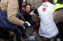 Χειροβομβίδα σκάει στο χέρι διαδηλωτή των Κίτρινων Γιλέκων