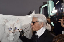 Ο Λάγκερφερλντ στα εγκαίνια του «Corsa Karl and Choupette» στο Βερολίνο