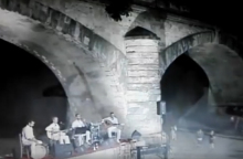 Γλέντι στη γέφυρα του Κερίτη