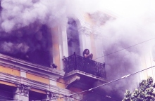 Η Μαρία Καραγιάννη, μία από τις εργαζόμενες που είχαν εγκλωβιστεί στη φλεγόμενη Marfin τον Μάιο του 2010