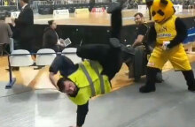 Σεκιουριτάς κάνει breakdance στο ΟΑΚΑ