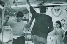 «Πέραμα, 1961. Ενώ χορεύουν στο κέντρο Η Μαρίδα» © Πάνος Κουτρουμπούσης