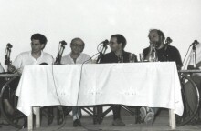 Ο Θ.Αγγελόπουλος (κέντρο) στο Σινέ Παράδεισος, προσκεκλημένος της Κινηματογραφικής Λέσχης Κορυδαλλού (μαζί με τον Τ.Τορνατόρε και τον Π.Βούλγαρη) κατά τη διάρκεια της τελετής ονοματοδοσίας του κινηματογράφου