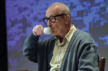 «Εγώ ο Μάρκος Βαμβακάρης» στο θέατρο Στοά