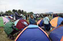 Πρόσφυγες κατασκήνωσαν έξω από το κέντρο φιλοξενίας στα Διαβατά Θεσσαλονίκης