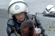 Αστυνομικός των ΜΑΤ δίνει νερό σε συλληφθέντα των επεισοδίων των Διαβατών