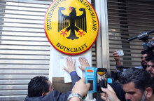 Διαμαρτυρία στη γερμανική πρεσβεία για τις πολεμικές αποζημιώσεις