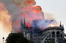 Στις φλόγες η Παναγία των Παρισίων