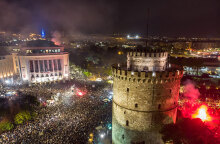 Πανηγυρισμοί στον Λευκό Πύργο από οπαδούς του ΠΑΟΚ