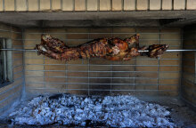 Σούβλισμα αρνιού 