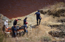 Η απομάκρυνση της βαλίτσας με το πτώμα σε προχωρημένη αποσύνθεση από την «Κόκκινη Λίμνη»