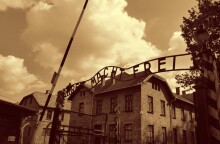 Η φράση Arbeit macht frei (Η εργασία απελευθερώνει) έγινε γνωστή από τη χρήση της ως σήμα της πύλης στα ναζιστικά στρατόπεδα συγκέντρωσης.