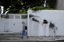 Επίθεση με μπογιές και καπνογόνο στο σπίτι του Αμερικανού πρέσβη