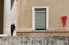 Μπογιές στη Βουλή πέταξε ο Ρουβίκωνας