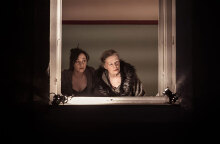 «Στη μνήμη ενός μικρού παιδιού» της Ιόλης Ανδρεάδη και του Άρη Ασπρούλη, στον Προαύλιο Χώρο του Ασύλου Ανιάτων