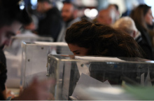 Περίπου 530.000 οι νέοι που θα ψηφίσουν για πρώτη φορά 