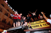 Ξέφρενοι πανηγυρισμοί από φιλάθλους της Λίβερπουλ