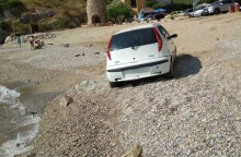 Οδηγός άφησε το αυτοκίνητο δίπλα στο κύμα