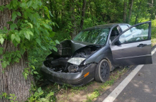 Αυτοκίνητο προσέκρουσε σε δέντρο