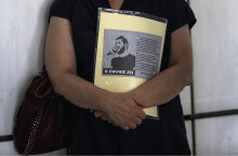 Δίκη Χρυσής Αυγής - Η Μάγδα Φύσσα κρατά τη φωτογραφία του γιου της Παύλου