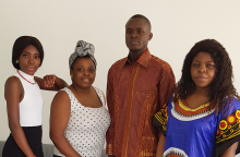 Ρουθ Μπιαλούα (δεύτερη από αριστερά) ανάμεσα σε μοντέλα της επίδειξης, που φορούν δημιουργίες της