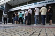 Ουρές στις κλειστές τράπεζες το 2015 