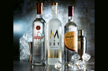 Τα αποστάγματα Μονοποικιλιακό Τσίπουρο Δεκαράκι, Ούζο Πλωμαρίου Άδολο και  M DRY Mastiha αποτελούν το “The Local Spirit Project”