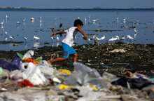 Παραλία γεμάτη πλαστικά στην Ινδονησία