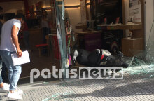 Μηχανή έπεσε σε βιτρίνα καταστήματος στον Πύργο