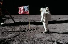 apollo-11-astronaut-and-us-flag-july-1969-768x711.jpg