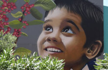 Γκράφιτι του street artist Hambas στο 1ο Δημοτικό σχολείο Ραφήνας, αφιερωμένο στους νεκρούς από την πυρκαγιά © Intime News / Λιάκος Γιάννης