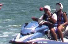 Ο υιός Σαλβίνι «καβαλάει» τζετ σκι της αστυνομίας απλώς για να διασκεδάσει