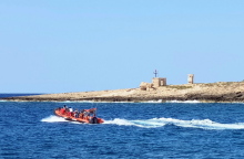 Εθελοντές της Open Arms περισυλλέγουν μετανάστες στη Λαμπεντούζα