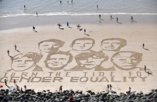 Οι ηγέτες των G7 στην άμμο της Μπιαρίτζ - Δημιούργημα του Γάλλου καλλιτέχνη Σαμ Ντουγαδός στο πλαίσιο της καμπάνιάς του για την ισότητα των δύο φύλων 