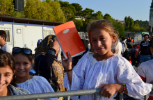 Πρόσφυγες και μετανάστες αφήνουν τη Λέσβο