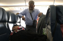 Έμεινε όρθιος στο αεροπλάνο για 6 ώρες προκειμένου να κοιμηθεί η γυναίκα του