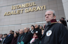 Έξω από τη δίκη των 5 δημοσιογράφων