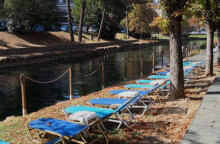 Τρίκαλα: Έβαλαν ξαπλώστρες κατά μήκος του Ληθαίου ποταμού